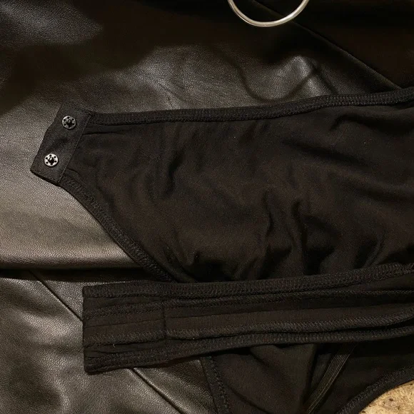 Paige Rinna Faux Leather V Neck Bodysuit Size XL - Picture 12 of 14